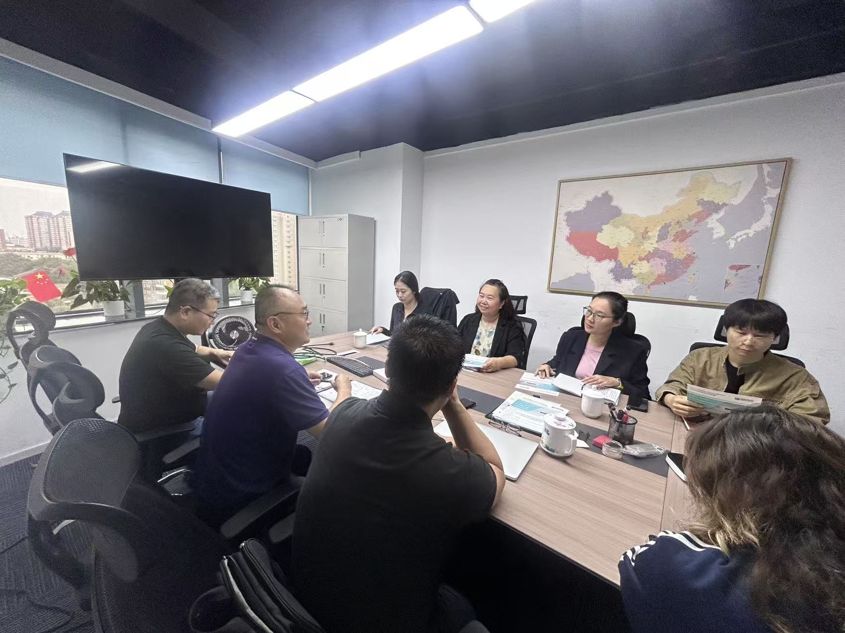 座谈会上街道一行介绍《海纳百策·淀兴万企》涉企政策导航一本通
